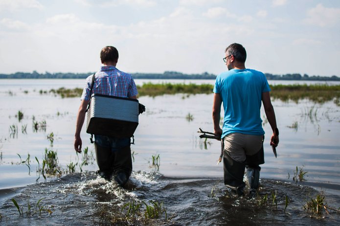 naukowcy podczas badań w zbiorniku wodnym