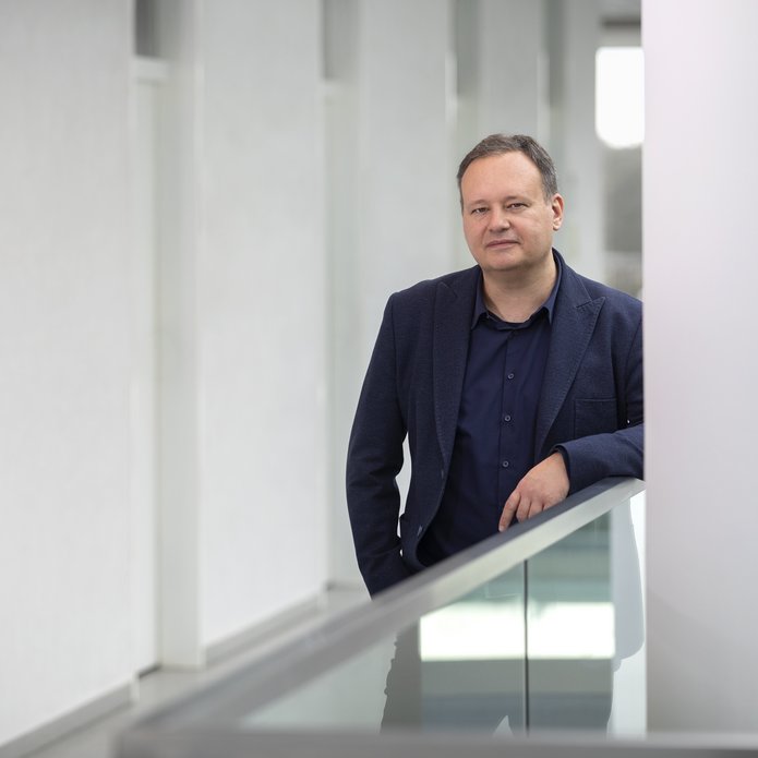 portrait photo of Dr Krzysztof Majer