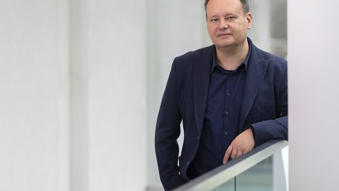 portrait photo of Dr Krzysztof Majer