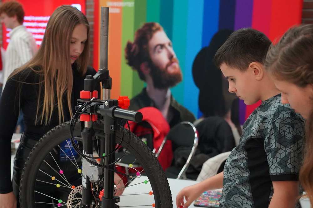 uczniowie na stoisku wystawienniczym 