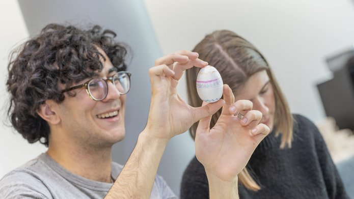 student podczas malowania pisanek