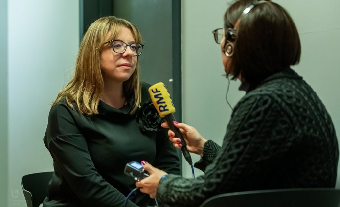 Dr Ewelina Kostrzewska with a journalist