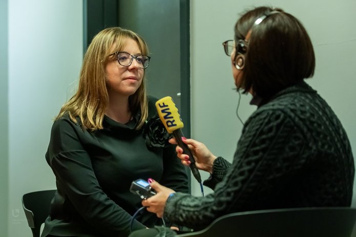 Dr Ewelina Kostrzewska with a journalist
