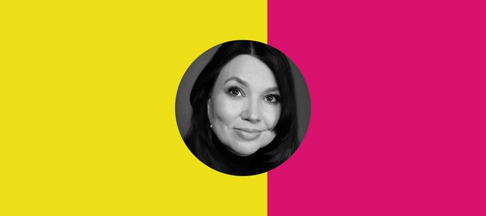 Portret Moniki Just na kolorym tle