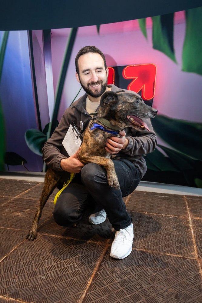 Radosław Antoniak wraz z psem Natanem podczas śniadania prasowego UŁ