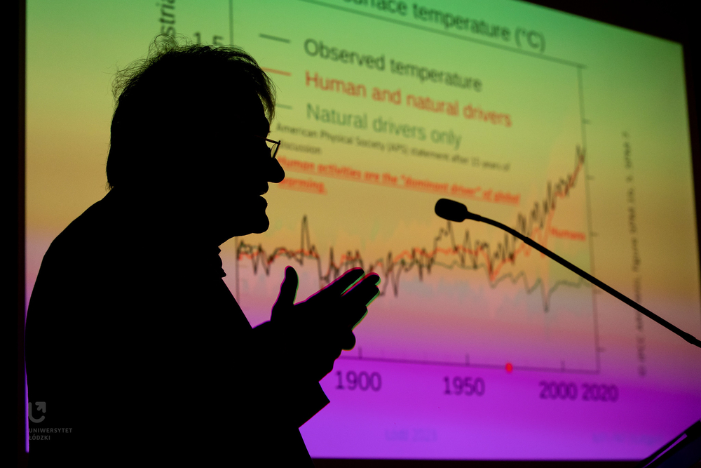 Professor Klaus von Klitzing on a background of a graph illustrating a global temperature riseo wzroście temperatury na świecie Professor Klaus von Klitzing on a background of a graph illustrating a global temperature rise