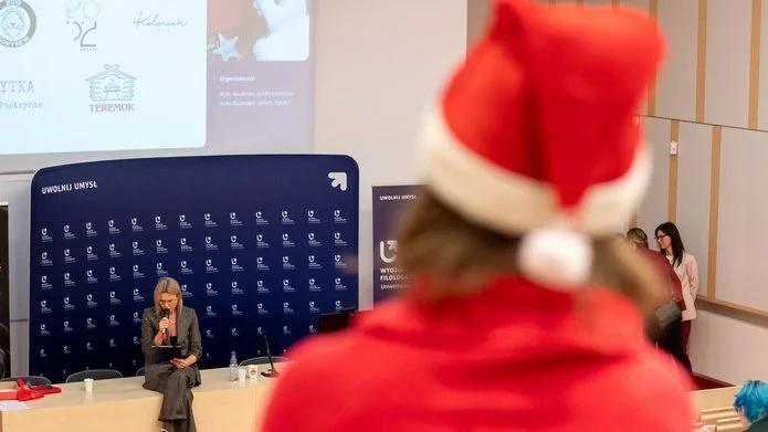 lektorka czytająca tekst