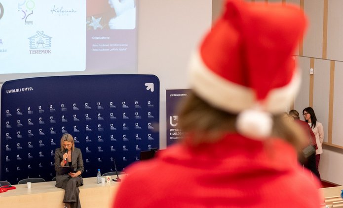 lektorka czytająca tekst