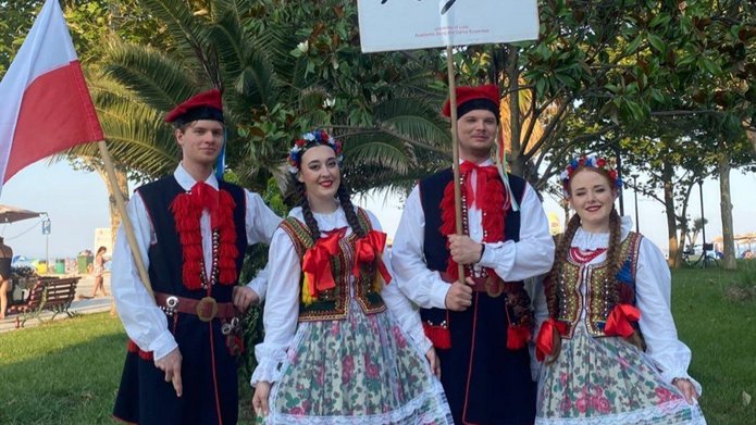 Członkowie akademickiego zespołu pieśni i tańca UŁ