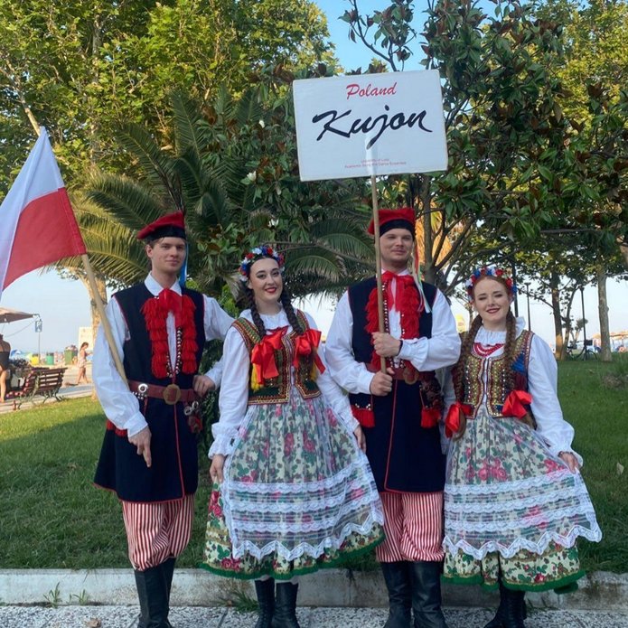 Członkowie akademickiego zespołu pieśni i tańca UŁ