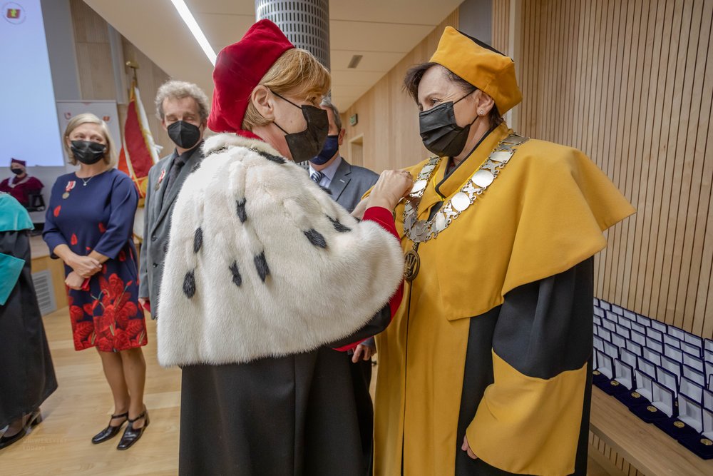 Ceremony on the occasion of National Education Day, the UL Rector pins the Medal of the Commission of National Education