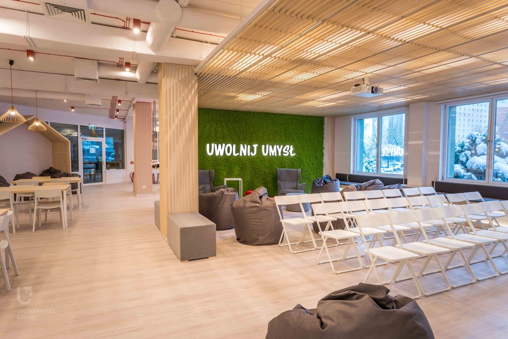 Strefa wykładowa z wygodnymi krzesłami