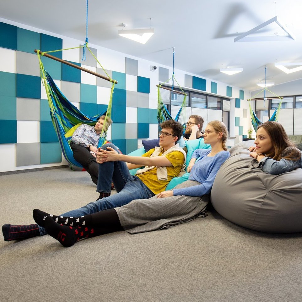 Zdjęcie grupy studentów w sali relaksu CWiD UŁ