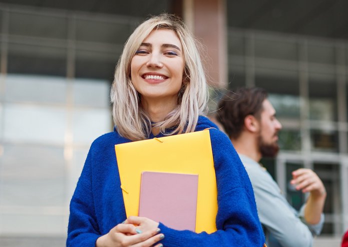 uśmiechnięta kobieta z notatkami
