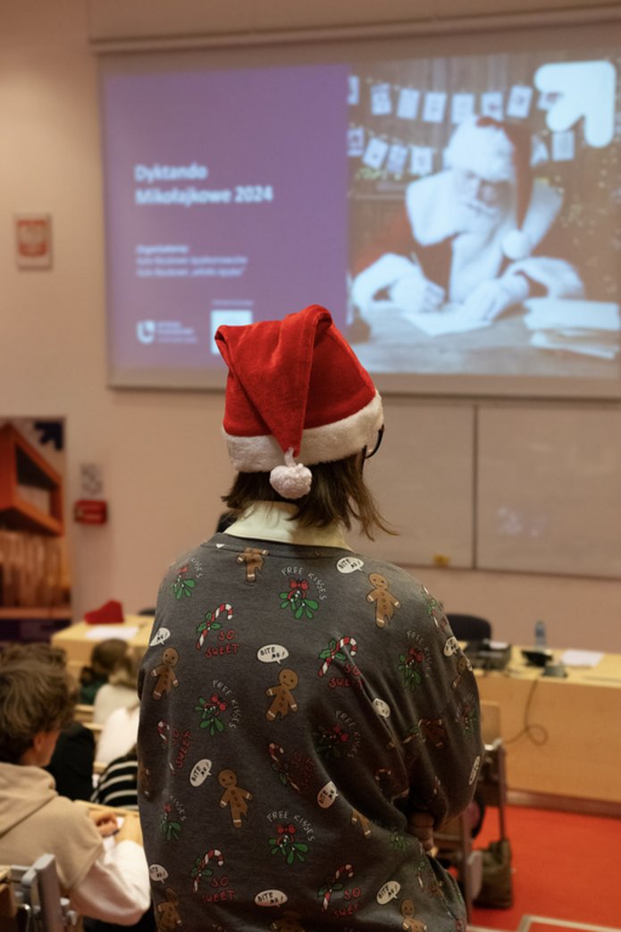 Dziewczyna w czapce Mikołaja