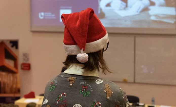 Dziewczyna w czapce Mikołaja