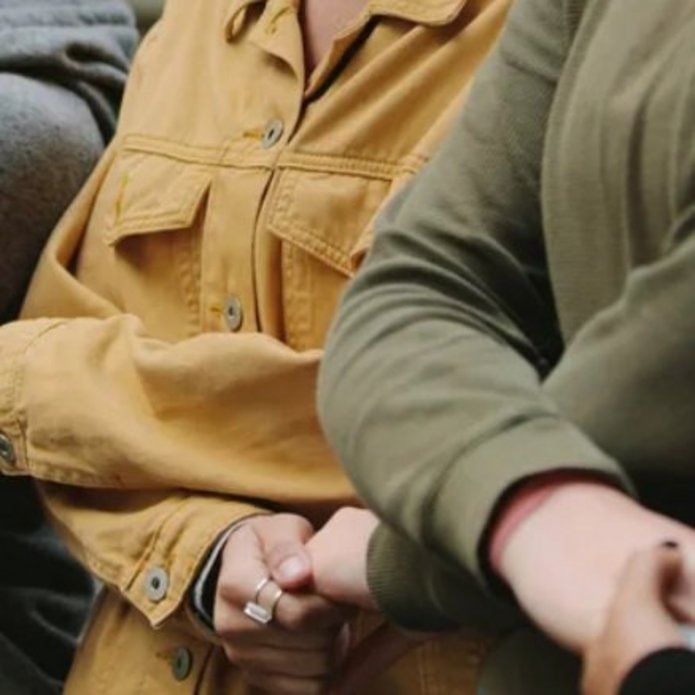 osoby trzymające się za dłonie