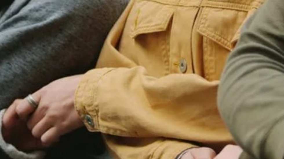 Sylwetki osób trzymających się za dłonie