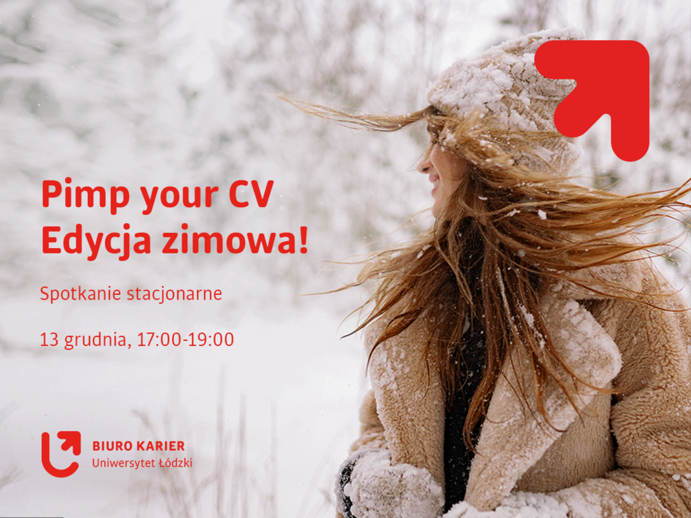 uśmiechnięta kobieta w zaśnieżonym płaszczu uśmiechnięta kobieta w zaśnieżonym płaszczu