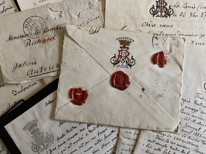 Koperta z pieczęcią z czerwonego laku.