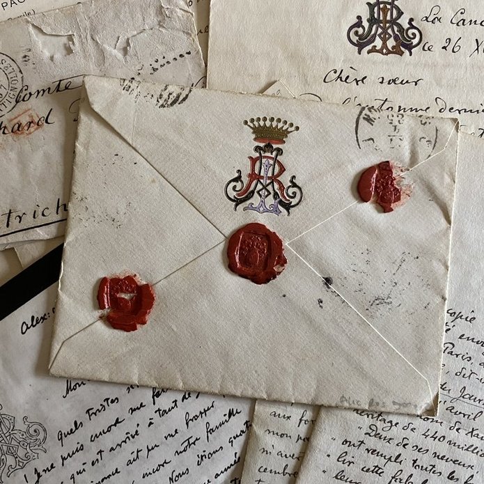 Koperta z czerwoną pieczęcią.