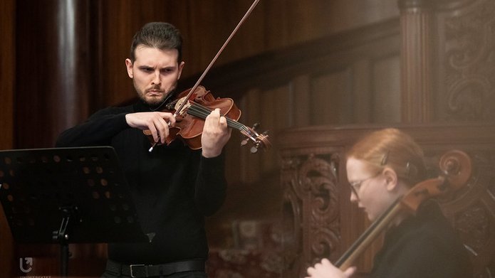 Skrzypek i pianistka podczas koncertu