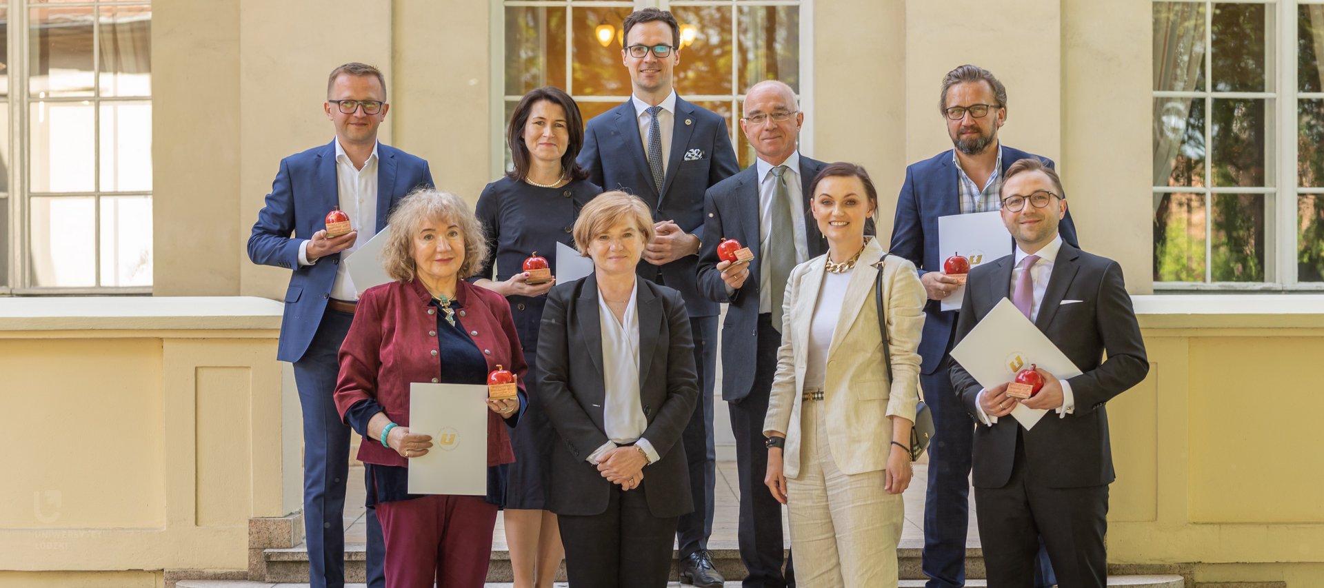 Absolwenci VIP UŁ z Rektor UŁ prof. Elżbietą Żądzińską