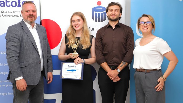 Laureatka konkursu z osobami wręczającymi nagrodę