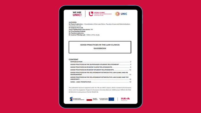 Tablet na malinowym tle.