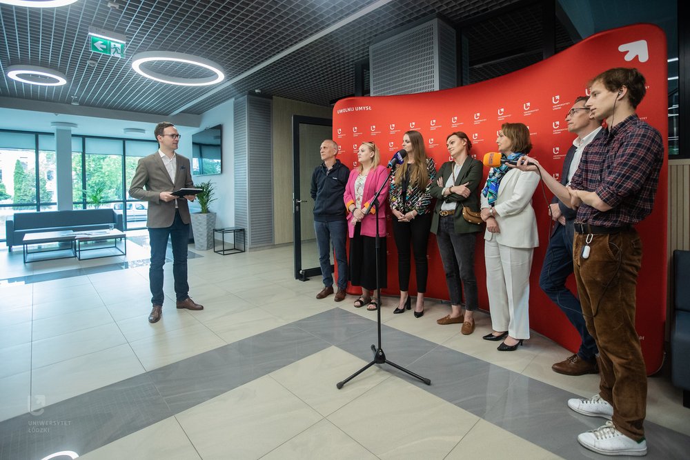 uczestnicy briefingu z mediami podczas finału Ideathonu UŁ