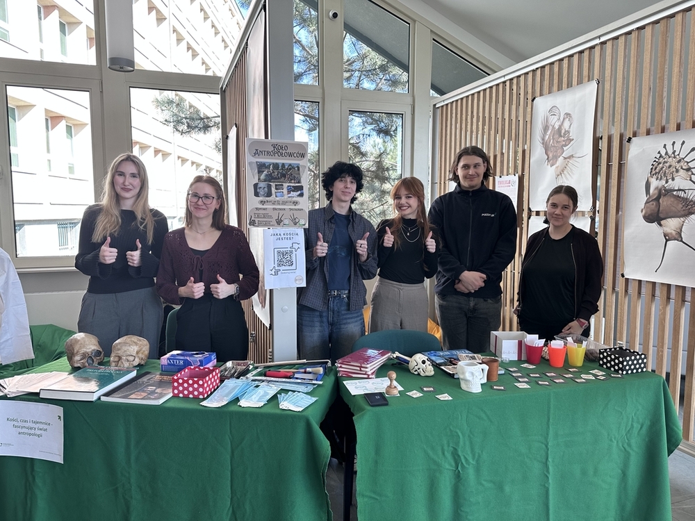 Studenci WBIOŚ UŁ w holu budynku A