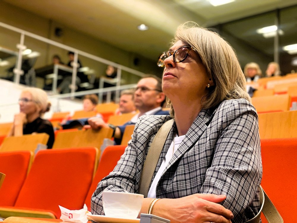 uczestnicy programu zasmakuj Studiowania w łodzi na aulu, na pierwszym tle kobieta słuchająca wystąpienia