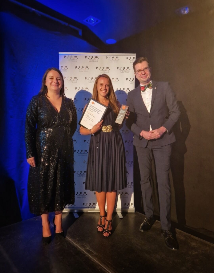 wręczenie nagrody podczas gali PRom, nagrodę odbiera Iwona Ptaszek-Zielińska z Biura Prasowego UŁ