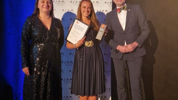 wręczenie nagrody podczas gali PRom, nagrodę odbiera Iwona Ptaszek-Zielińska z Biura Prasowego UŁ