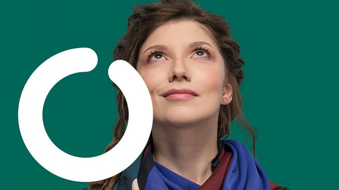 [Translate to English:] Współpraca. Kobieta na zielonym tle