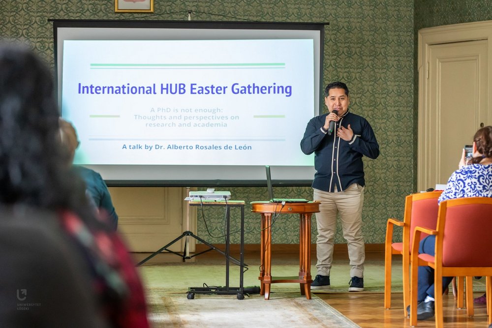 The UniLodz employee leading a meeting for participants