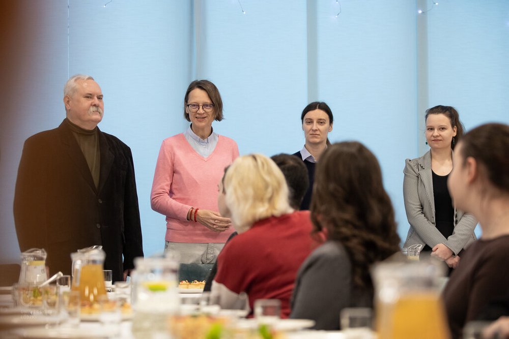Sławomir Rudziński, Liliana Lato, Weronika Ćmielewska, Anna Stolarek witają zebranych studentów 