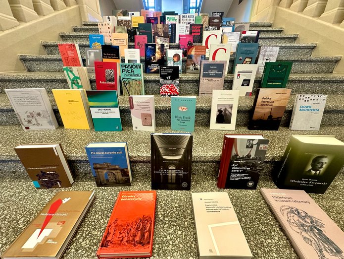 widok na ksiązki na schodach