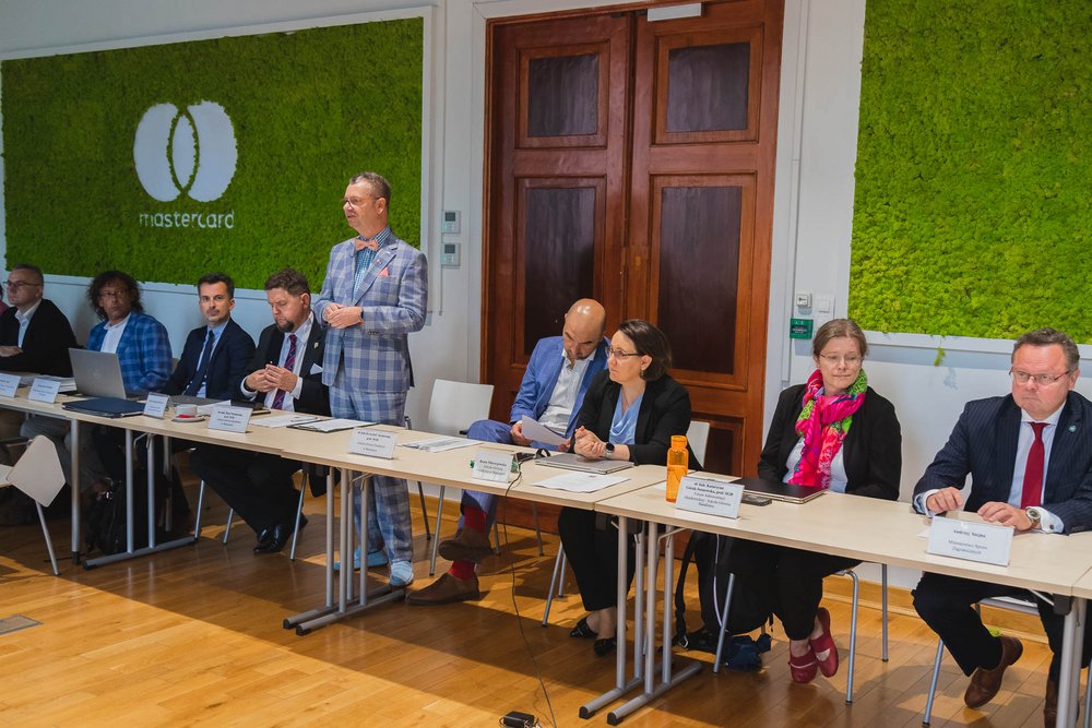 uczestnicy spotkania podczas obrad w sali