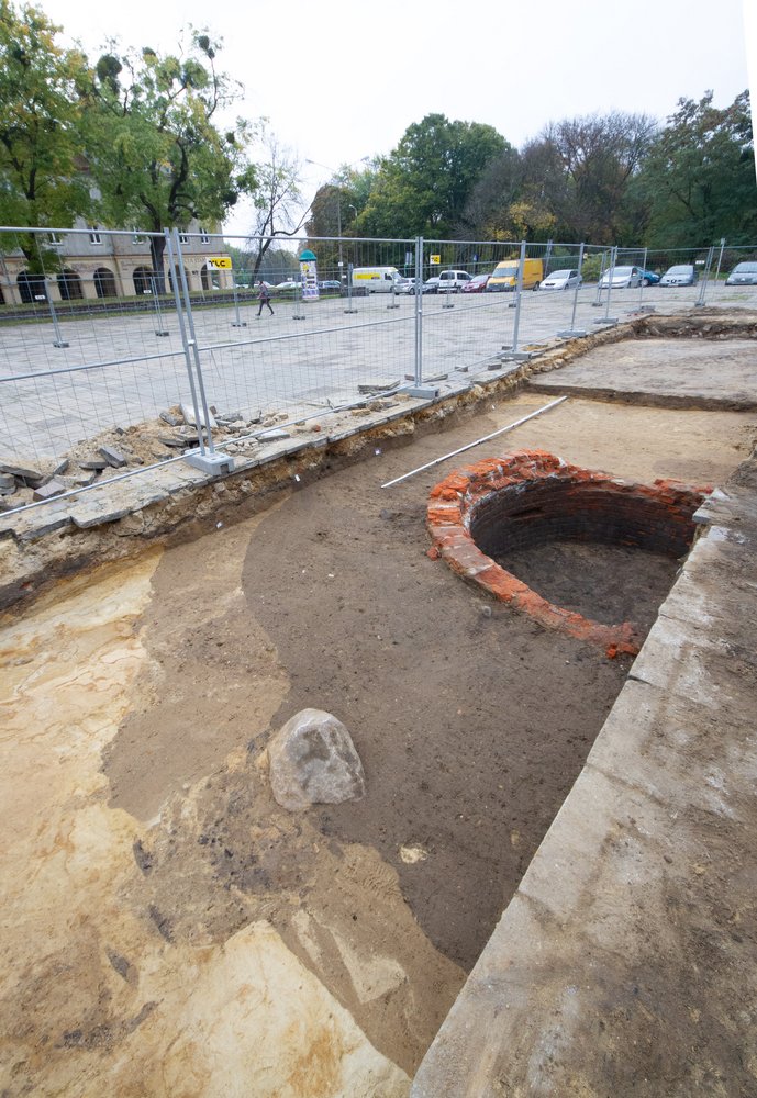 Fragent studni wraz z wykopami