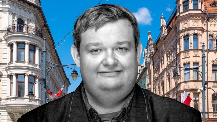 Dr Kamil Śmiechowski on the background of two richly decorated tenement houses located in Piotrkowska Street in Lodz