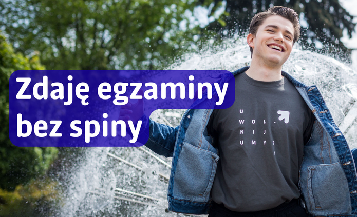 Na zdjęciu widoczny jest uśmiechnięty młody mężczyzna stojący na tle fontanny i zieleni parkowej. Ma na sobie dżinsową kurtkę i ciemną koszulkę z nadrukiem „Uniwersytet Łódzki”. W lewej części grafiki znajduje się niebieska, półprzezroczysta plansza z białym napisem: „Zdaję egzaminy bez spiny”.