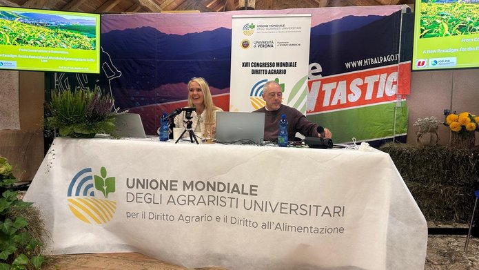 Dwoje ludzi przy stole na konferencji