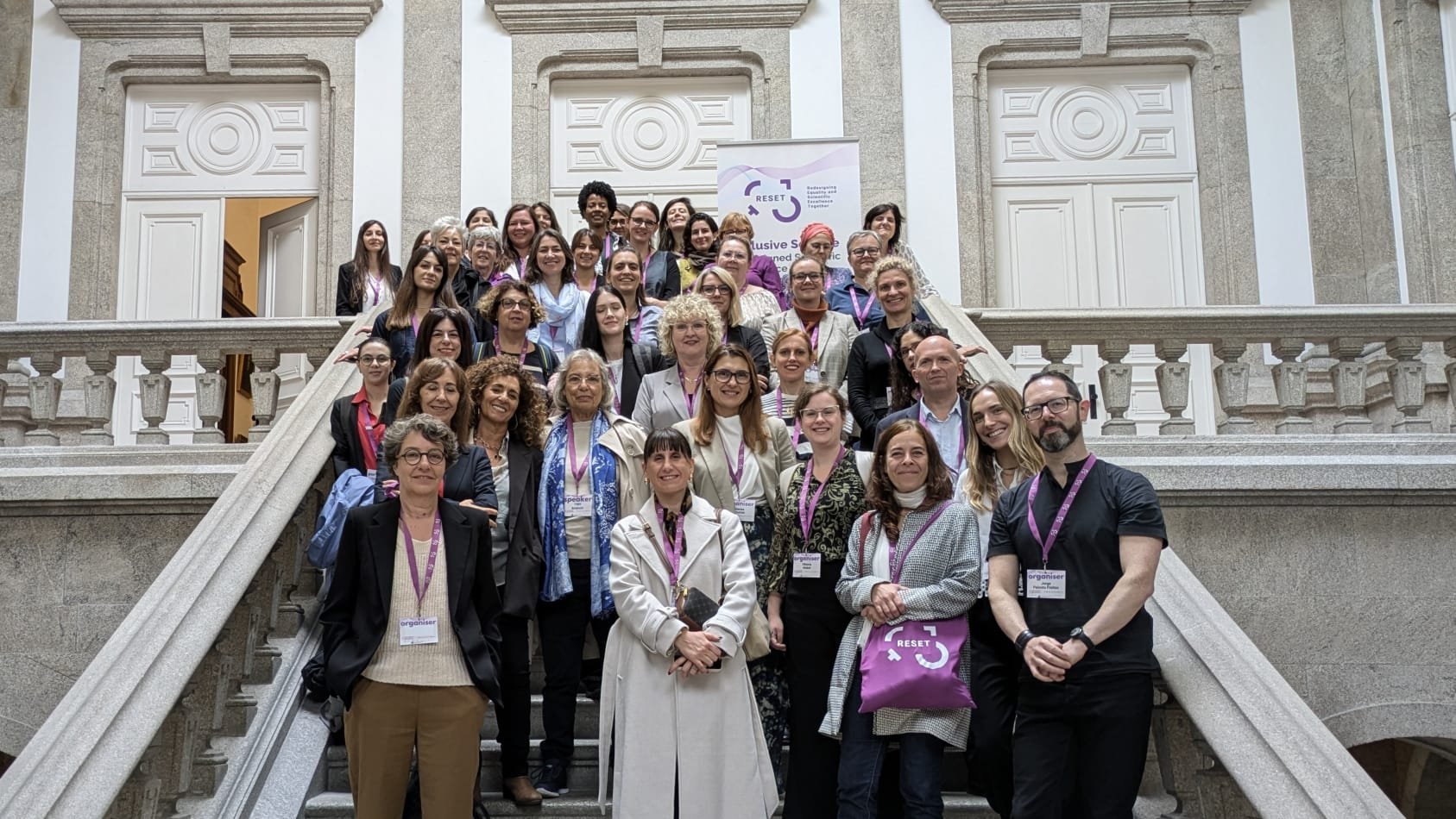 zdjęcie grupowe uczestniczek i uczestników konferencji w Porto