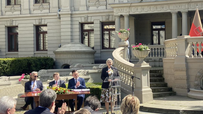 Odznaczeni w ogrodzie Pałacu Poznańskiego