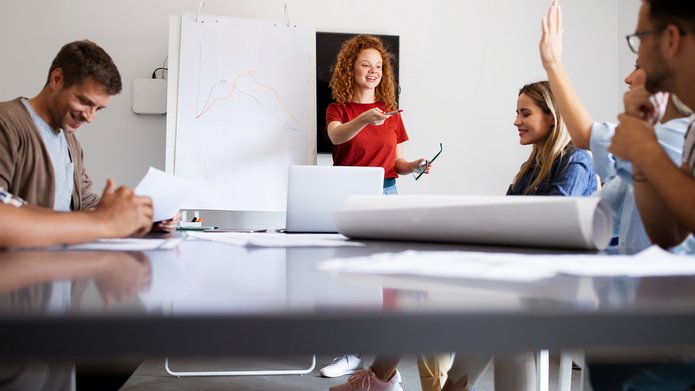 Company employees working in software development and designer o element dekoracyjny