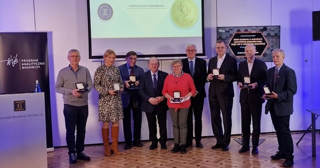 grupa osób z odznaczeniami grupa osób z odznaczeniami