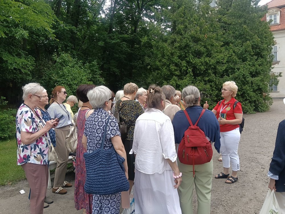 Seniorzy zwiedzają pałac w Nieborowie