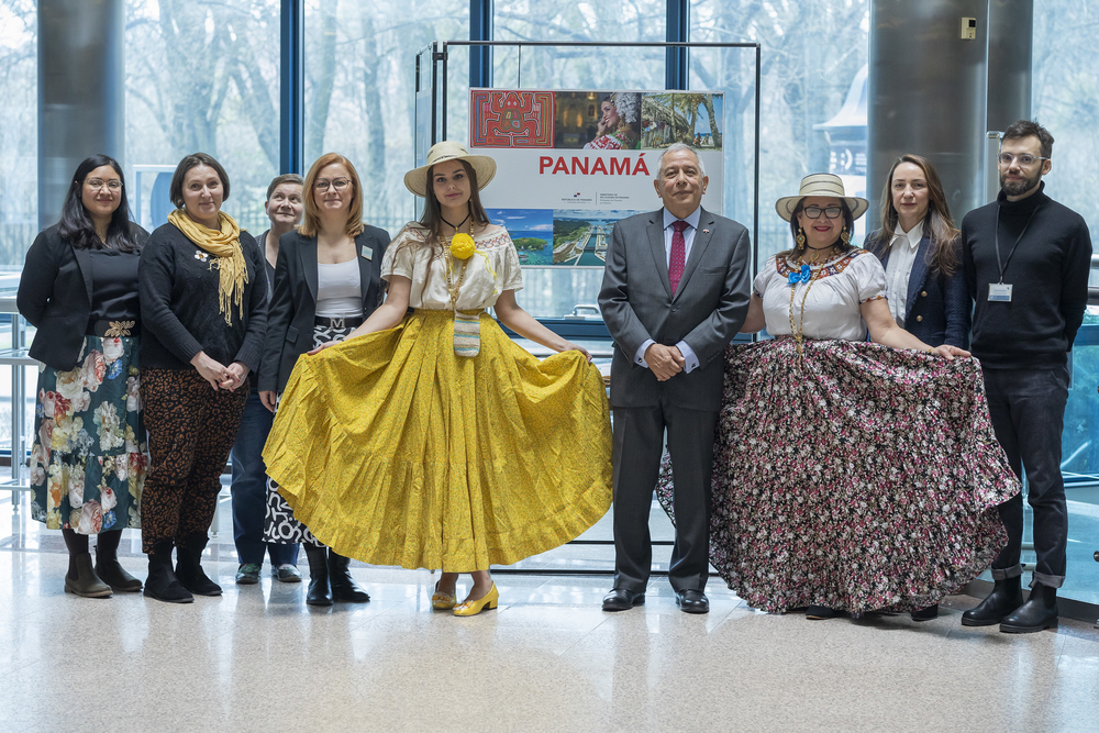 The Ambassador, authorities of the University of Lodz, guests and women wearing traditional costumes "molas"