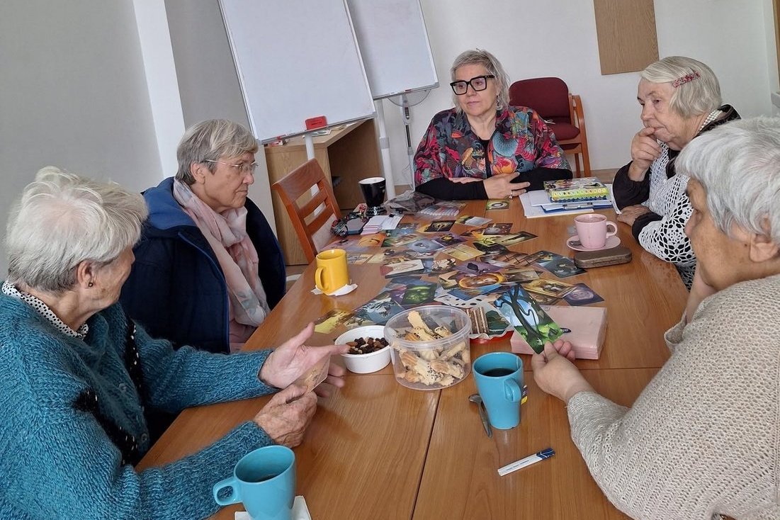 Grupa seniorów podczas zajęć warsztatowych